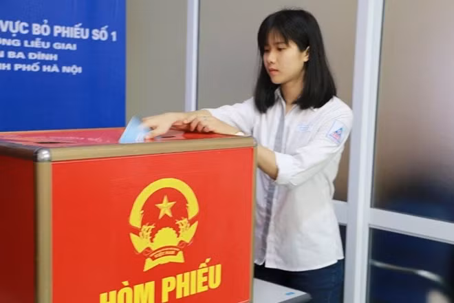 Cô gái 18 tuổi này lần đầu tiên đi thực hiện quyền và nghĩa vụ công dân của mình. Ảnh: Trần Ngọc