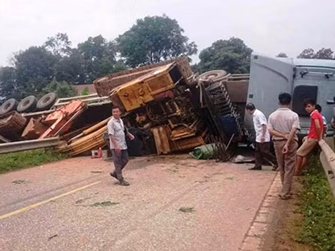 Xe đầu kéo đâm vào lan can trước khi lao xuống ruộng.