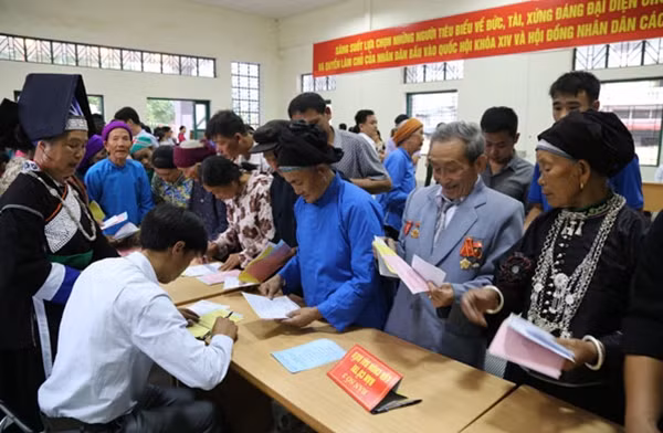 Cử tri người dân tộc thiểu số ở thị trấn Mường Khương, Lào Cai làm thủ tục bỏ phiếu. Ảnh: Báo Lào Cai.