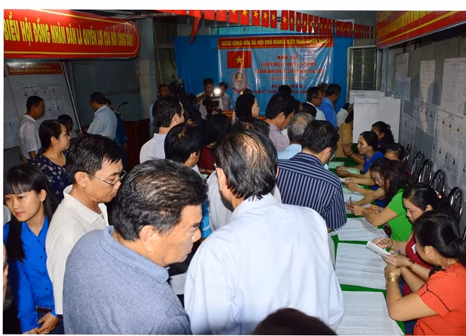 Các cử tri TP Sóc Trăng bỏ phiếu. Ảnh: Xuân Lương.