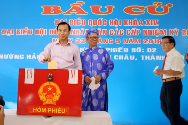 Đồng chí Nguyễn Xuân Anh, Bí thư Thành ủy Đà Nẵng bỏ phiếu. Ảnh: Hoài Thu