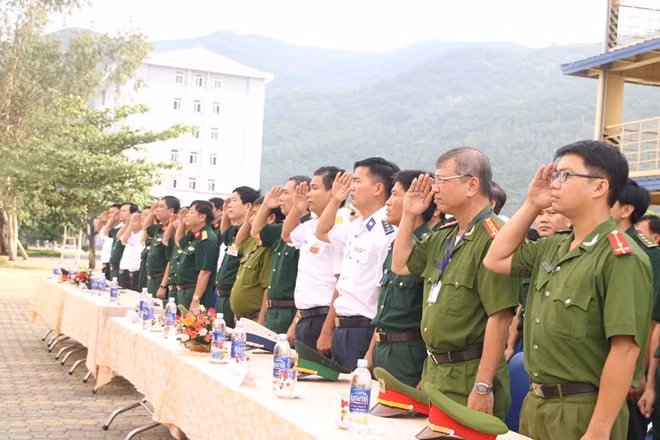 Các cử tri TP Đà Nẵng thực hiện nghi thức chào cờ.