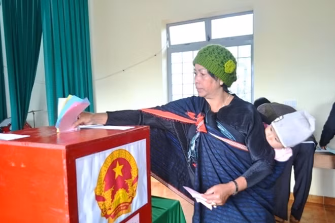 Rất nhiều bà mẹ địu con tới điểm bỏ phiếu để thực hiện quyền và nghĩa vụ của công dân. Ảnh: Kim Ngân.