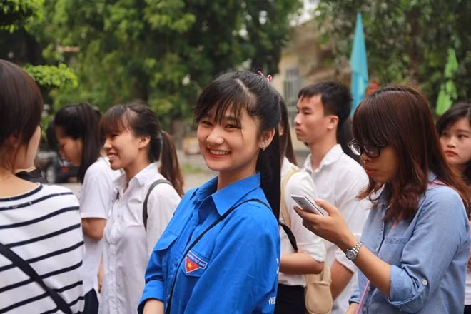 Bùi Mỹ Nga, sinh viên Học viện Báo chí Tuyên truyền Hà Nội rạng rỡ lần đầu tiên thực hiện quyền và nghĩa vụ công dân của mình. Ảnh: Thúy Hằng