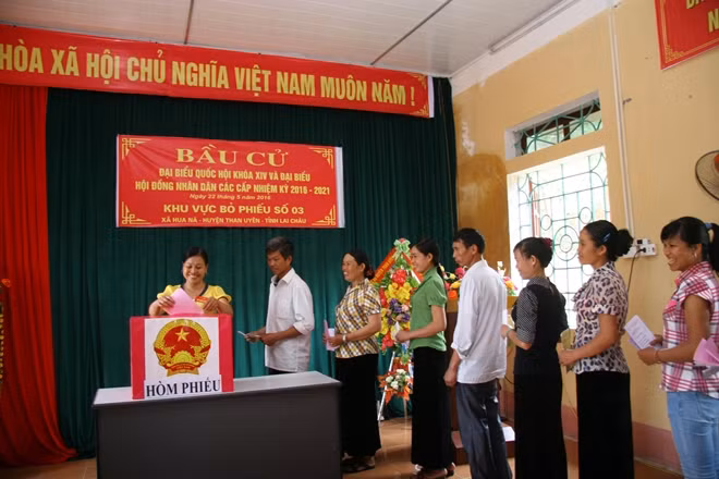 Cử tri xã Hua Nà (huyện Than Uyên) thực hiện quyền công dân tại khu vực bỏ phiếu số 3. Ảnh: báo Lai Châu