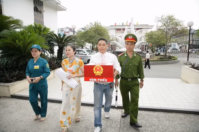 Mang hòm phiếu đến từng bệnh viện phục vụ bầu cử