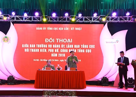 Đại diện Ban Thường vụ Đảng ủy Tổng cục HC-KT giải đáp câu hỏi của các hội viên quần chúng tại buổi đối thoại.