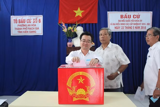 Đồng chí Nguyễn Thanh Nghị, Ủy viên BCH Trung ương Đảng, Bí thư Tỉnh ủy Kiên Giang đã đi bỏ phiếu bầu cử ở tổ số 6 khu phố 3 phường An Hòa thành phố Rạch Giá, tỉnh Kiên Giang. Ảnh: Thế Hạnh