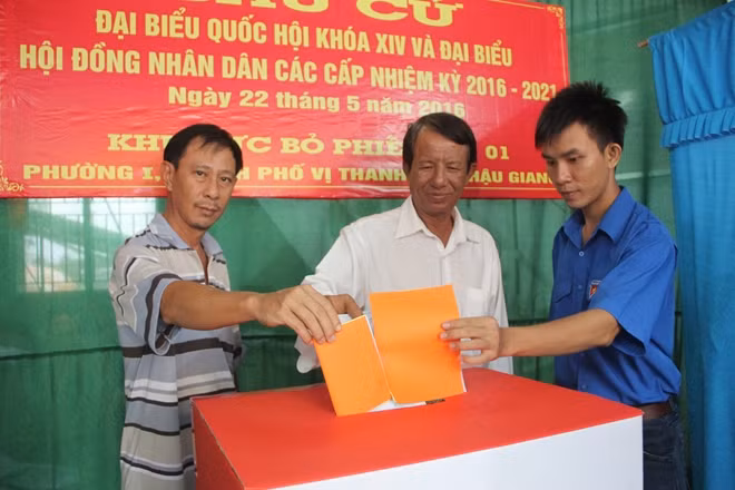 Các cử tri bầu cử tại khu vực bỏ phiếu số 1, phường 1, TP. Vị Thanh (Hậu Giang). Ảnh: Văn Đức
