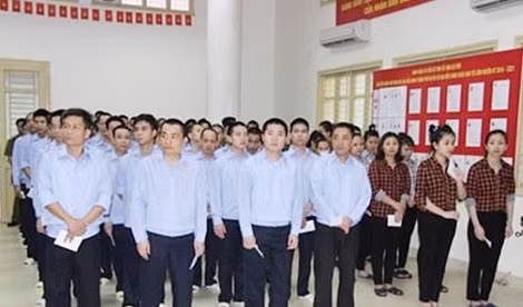 Những người bị tạm giữ, tạm giam chuẩn bị bỏ phiếu.