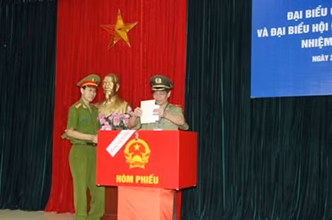 Thiếu tướng Đoàn Duy Khương, Giám đốc Công an TP Hà Nội là cử tri đầu tiên bỏ phiếu bầu.
