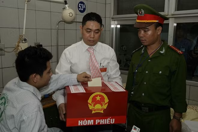 Bẩu cử ngay trên giường bệnh