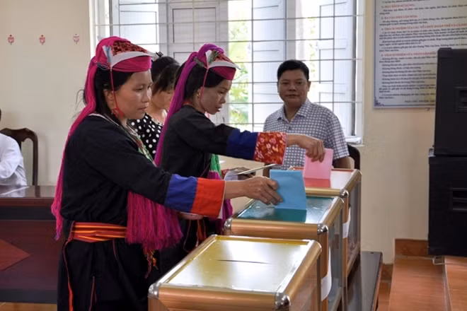 Cử tri dân tộc thiểu số tham gia bỏ phiếu. Ảnh: Đăng Hùng