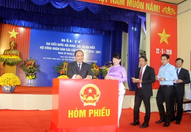 Thủ tướng Nguyễn Xuân Phúc tham gia bỏ phiếu. Ảnh: Đăng Hùng