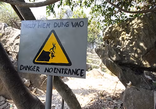 Ở những điểm nguy hiểm trên núi Ngũ Hành Sơn, Ban Quản lý khu danh thắng đã cắm biển cảnh báo. Ảnh: Nguyễn Đông.