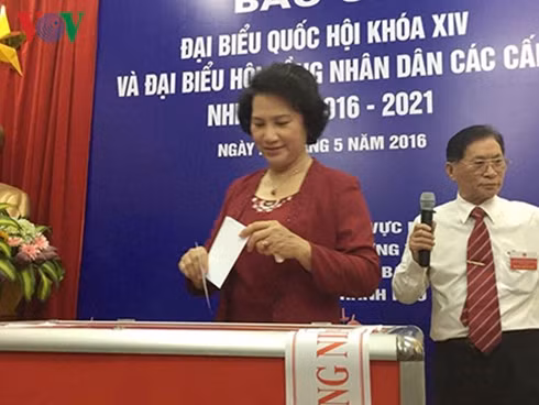 Chủ tịch Quốc hội Nguyễn Thị Kim Ngân bỏ phiếu. Ảnh: VOV