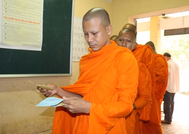 Các nhà sư ở Trà Vinh đi bỏ phiếu. Ảnh: Văn Vĩnh