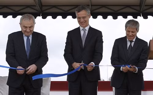 Tổng thư ký NATO Jens Stoltenberg (giữa), Thủ tướng Rumania Dacian Cilos và Bộ trưởng Ngoại giao Rumania Lazar Comanescu tại lễ kích hoạt tên lửa Aegis hôm 13-5. Ảnh: EPA.