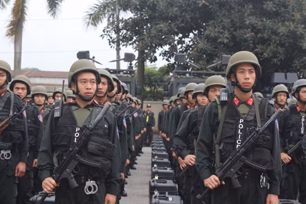 Lực lượng CSCĐ triển khai phương án sẵn sàng bảo vệ an toàn tuyệt đối cho ngày hội đất nước. Ảnh: Quỳnh Vinh.