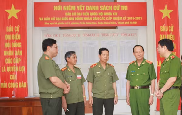 Thứ trưởng Lê Quý Vương kiểm tra công tác bảo vệ bầu cử tại Hà Nội.