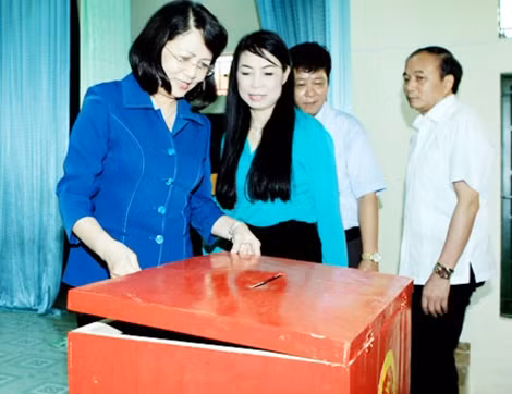 Phó Chủ tịch nước Đặng Thị Ngọc Thịnh kiểm tra hòm phiếu tại Khu vực bỏ phiếu số 1, phường Hội Hợp, TP Vĩnh Yên, tỉnh Vĩnh Phúc.