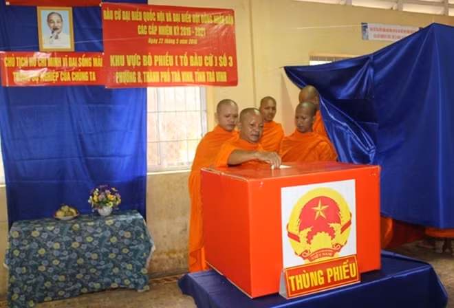 Cử tri là các nhà sư tỉnh Trà Vinh tham gia bỏ phiếu từ rất sớm. Ảnh: Văn Vĩnh - Thanh Phong