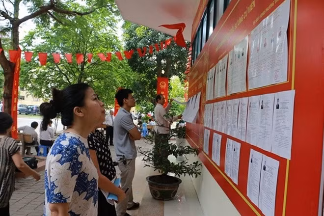 Cử tri phường Liễu Giai (Hà Nội) tham gia bỏ phiếu từ rất sớm. Ảnh: Trần Ngọc.