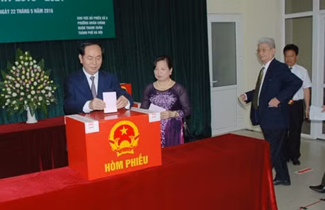 Chủ tịch nước Trần Đại Quang bỏ phiếu tại khu vực bỏ phiếu số 8, phường Nhân Chính, quận Thanh Xuân, Hà Nội. Ảnh: Nguyễn Thiêm.