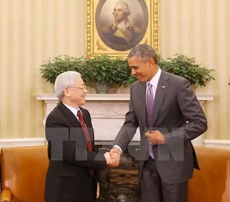 Nhận lời mời của Chính quyền Tổng thống Barack Obama, Tổng Bí thư Ban Chấp hành Trung ương Đảng Cộng sản Việt Nam Nguyễn Phú Trọng thăm chính thức Hợp Chúng Quốc Hoa Kỳ từ ngày 6 đến ngày 10/7/2015. Ngày 7/7/2015, tại Nhà trắng ở Thủ đô Washington, Tổng Bí thư Nguyễn Phú Trọng hội đàm với Tổng thống Hoa Kỳ Barack Obama. Trong ảnh: Tổng thống Hoa Kỳ Barack Obama đón Tổng Bí thư Nguyễn Phú Trọng. (Ảnh :Trí Dũng – TTXVN).