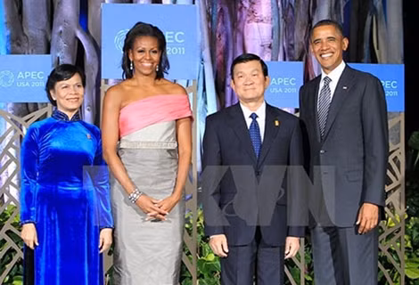 Trong khuôn khổ Hội nghị Cấp cao APEC lần thứ 19 diễn ra tại Hawaii (Hoa Kỳ), tối 12/11/2011, Chủ tịch nước khi đó là đồng chí Trương Tấn Sang và Phu nhân đã dự chiêu đãi chính thức và biểu diễn nghệ thuật do Tổng thống Hoa Kỳ Barack Obama cùng Phu nhân chủ trì để chào mừng các vị lãnh đạo thành viên APEC dự Hội nghị. Trong ảnh: Tổng thống Hoa Kỳ Barack Obama và Phu nhân đón Chủ tịch nước Trương Tấn Sang và Phu nhân. (Ảnh: Nguyễn Khang – TTXVN).