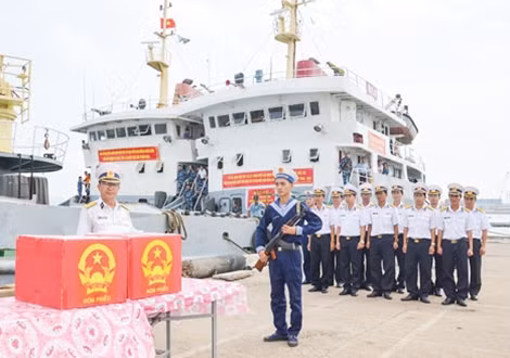 Đại diện Bộ Tư lệnh Vùng 2 Hải quân bàn giao thùng phiếu cho Ban chỉ đạo bầu cử TP Vũng Tàu.