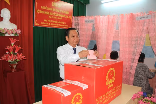 Ông Trần Quốc Trung, Bí thư Thành ủy Cần Thơ thực hiện quyền công dân của mình tại phường Hưng Lợi, quận Ninh Kiều. Ảnh: Văn Đức