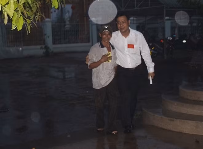Cử tri Trần Ngọc Thành (49 tuổi, ngụ khóm 4, phường 8, TP Trà Vinh) đến điểm bầu cử sớm và được thành viên Tổ bầu cử ra đón. Ảnh: Văn Vĩnh - Thanh Phong