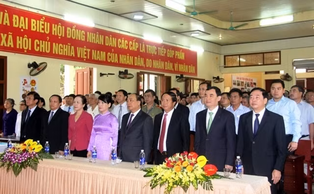 Thủ tướng Nguyễn Xuân Phúc thực hiện nghi lễ chào cờ. Ảnh: Đăng Hùng