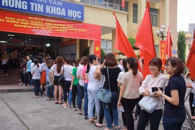 Các bạn trẻ háo hức trong ngày hội đất nước. Ảnh: Thúy Hằng