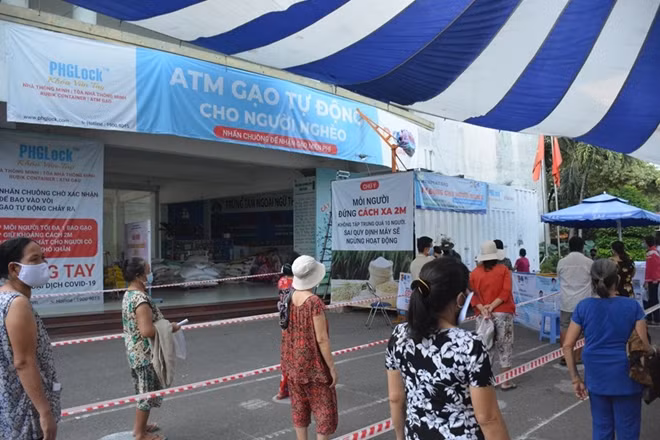 Người dân đến rất đông và sắp xếp trật tự để nhận các phần quà.