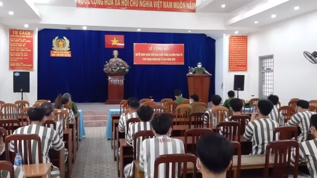 Lễ công bố các Quyết định giảm thời hạn chấp hành án phạt tù. Lễ công bố các Quyết định giảm thời hạn chấp hành án phạt tù.