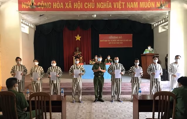 Những phạm nhân được tha tù trước thời hạn có điều kiện tại Trại tạm giam Chí Hòa. Những phạm nhân được tha tù trước thời hạn có điều kiện tại Trại tạm giam Chí Hòa.