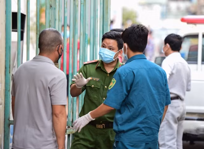 Công an phường 14 và các lực lượng khác tăng cường đến khu Chung cư Hòa Bình đảm bảo ANTT.