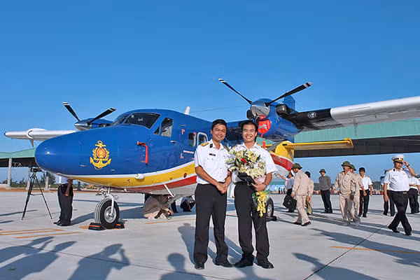 Chúc mừng Đại úy Nguyễn Văn Thuận, Phi Đội trưởng Phi Đội 2, Lữ đoàn 954, Quân chủng Hải quân, hoàn thành xuất sắc nhiệm vụ.
