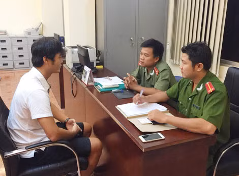 Park Jin Yang khai báo tại trụ sở Cục Cảnh sát truy nã tội phạm.