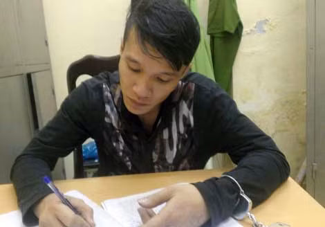 Đối tượng Lê Văn Tài đang khai nhận hành vi phạm tội tại cơ quan Công an.