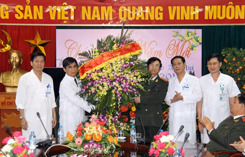 Thứ trưởng Thường trực Đặng Văn Hiếu tặng hoa chúc mừng y, bác sĩ Bệnh viện 198 nhân ngày truyền thống.