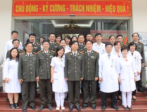 Thứ trưởng Thường trực Đặng Văn Hiếu với cán bộ, chiến sĩ, y, bác sĩ Bệnh viện Y học Cổ truyền Bộ Công an.