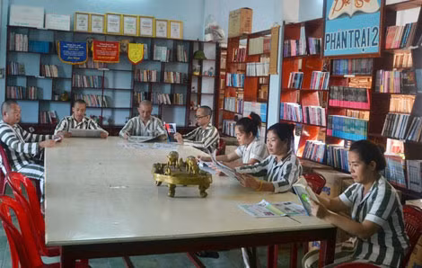 Phạm nhân đọc sách tại thư viện phân trại 2. Phạm nhân đọc sách tại thư viện phân trại 2.