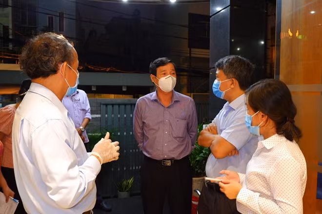 Ông Nguyễn Hữu Hưng, Phó Giám đốc Sở Y tế TP Hồ Chí Minh chỉ đạo công tác điều tra dịch tễ với các trường hợp liên quan.