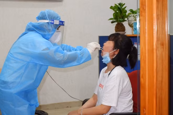 Cơ quan chức năng thực hiện lấy mẫu xét nghiệm tầm soát từ các ca nghi nhiễm trong đêm 26/5 tại khu vực có hoạt động của Hội thánh truyền giáo Phục Hưng.