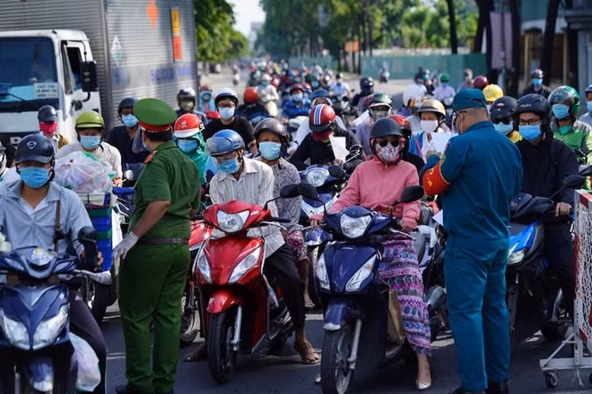 Công an TP Hồ Chí Minh sẽ áp dụng phương án linh hoạt kiểm tra người đi lại bằng các tổ tuần tra lưu động, tránh ùn tắc giao thông.
