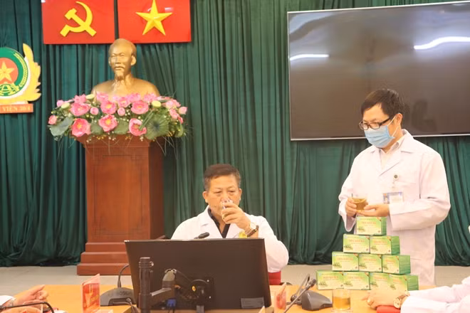 Đại tá Vũ Hải Nam (người ngồi) cho biết, Xutali trước mắt phục vụ đội ngũ y tế ở tuyến đầu, hỗ trợ các bệnh nhân đang điều trị COVID-19.