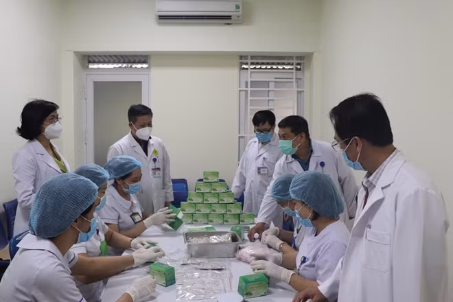 Ban Giám đốc Bệnh viện 30-4 cùng Khoa YHCT của Bệnh viện bên những sản phẩm Xutali được đóng gói ra lò đầu tiên.